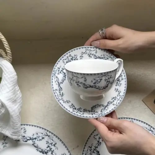 كوب وصحن أزرق عتيق