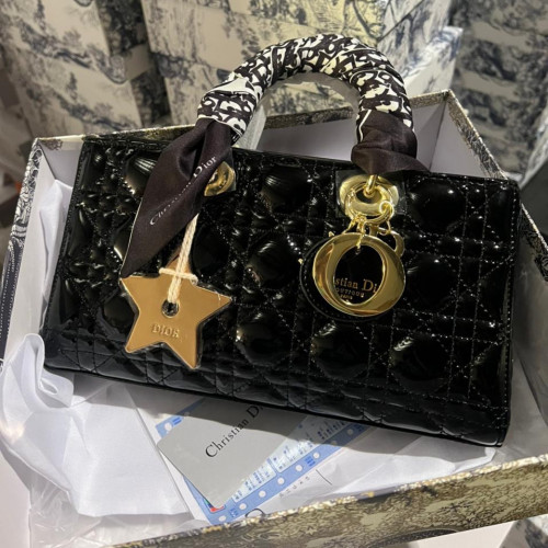 شنطة من ديور
