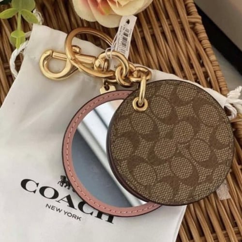 ميدالية مع مراية