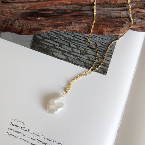 سلسلة راقية ، من الصدف الطبيعي الغير منتظم و الفضة...