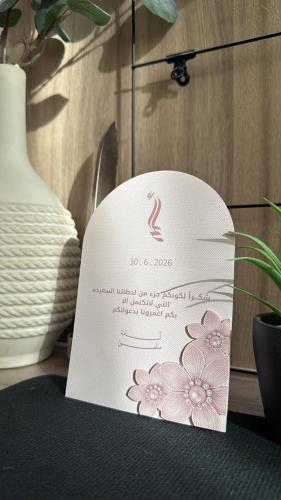 كرت طاوله بتصميم ورود بارزه
