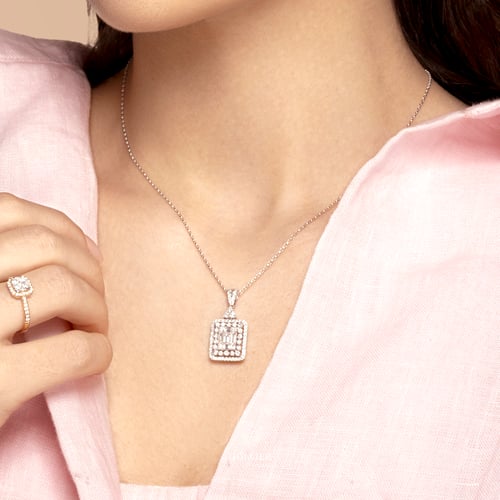 تعليقة ذهب أبيض عيار 18 وألماس مدور وباجيت VS-SI