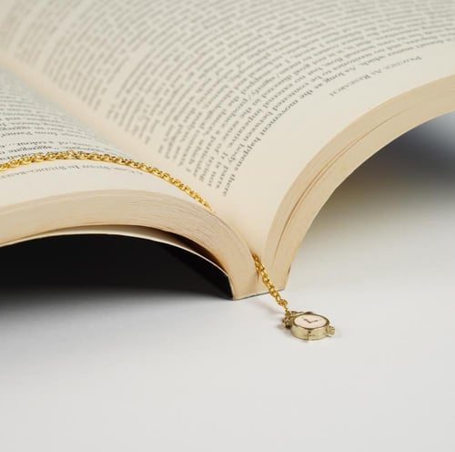 فاصلة كتاب (الساعة)