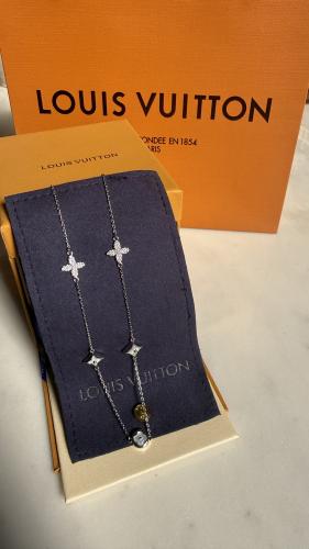 سلسال لويس فيتون فضي مطلي فضه مع الملحقات