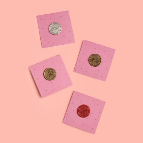 بطاقة اهداء - وردي منقط مع ختم شمعي ملصق