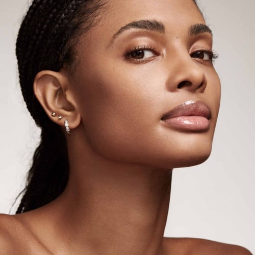 Fenty beauty بودره شفافه مضغوطه من فنتي بيوتي