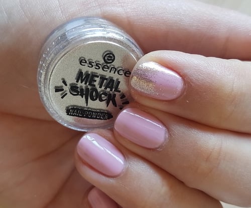 لمعه للأظافر من ايسنس