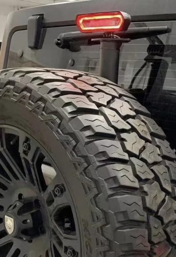 كشاف ابيض مع اضاءة فرامل لون احمر