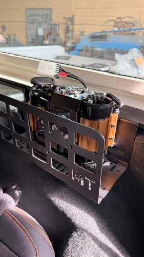 قاعدة ماطور الهواء لرانجلر جي ال ( بابين )