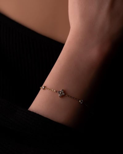 إسوارة سحر مطلية بالذهب عيار 18 ومرصعة بالزركون -...