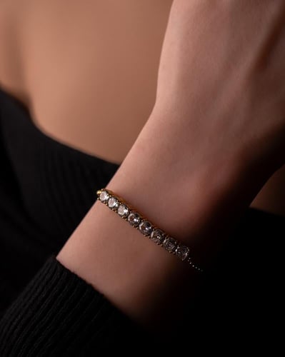 إسوارة يسر مطلية بالذهب عيار 18 ومرصعة بالزركون -...