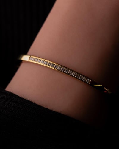 إسوارة ظل مطلية بالذهب عيار 18 ومرصعة بالزركون - ق...