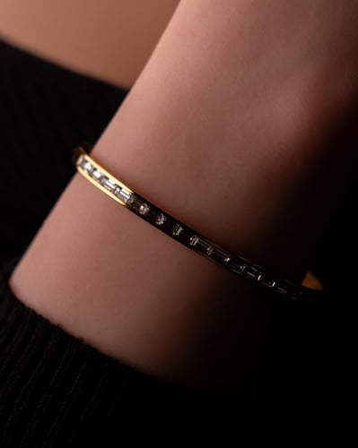 إسوار نبض مطلية بالذهب عيار 18 ومرصعة بالزركون - ق...