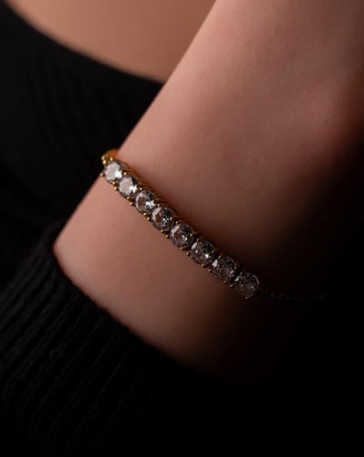 إسوارة يسر مطلية بالذهب عيار 18 ومرصعة بالزركون -...