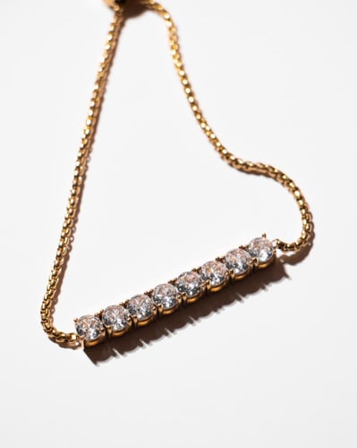 إسوارة يسر مطلية بالذهب عيار 18 ومرصعة بالزركون -...