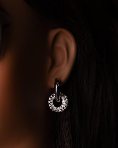 أقراط رشق مطلية بالذهب عيار 18 ومرصعة بالزركون - ق...