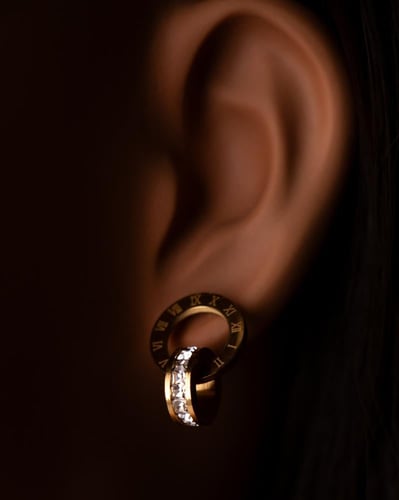 أقراط وهج مطلية بالذهب عيار 18 ومرصعة بالزركون - ق...