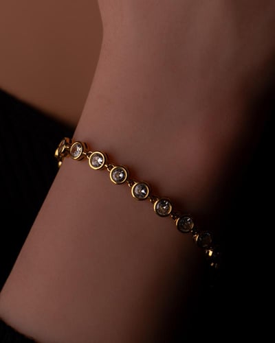 إسوارة فخار مطلية بالذهب عيار 18 ومرصعة بالزركون -...