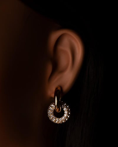 أقراط رشق مطلية بالذهب عيار 18 ومرصعة بالزركون - ق...