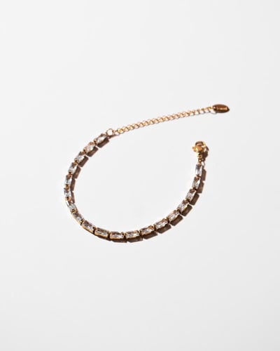 إسوارة رونق مطلية بالذهب عيار 18 ومرصعة بالزركون -...