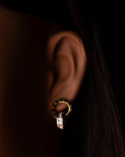 أقراط وهج مطلية بالذهب عيار 18 ومرصعة بالزركون - ق...