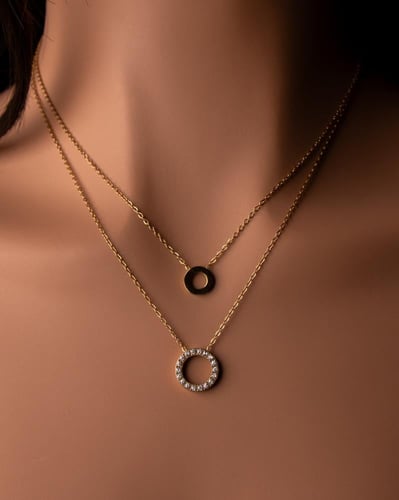 قلادة ترف مطلية بالذهب عيار 18 ومرصعة بالزركون - ق...