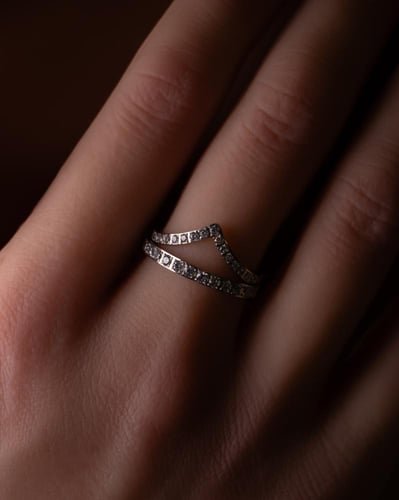 خاتم بهر مطلي بالذهب عيار 18 ومرصع بالزركون - قطعت...