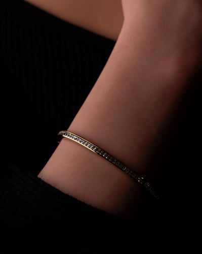 إسوارة شعور مطلية بالذهب عيار 18 ومرصعة بالزركون -...