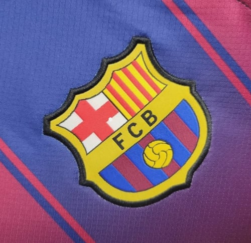 طقم برشلونة الاساسي 2026