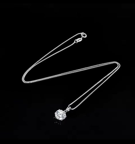 قلادة موزنايت