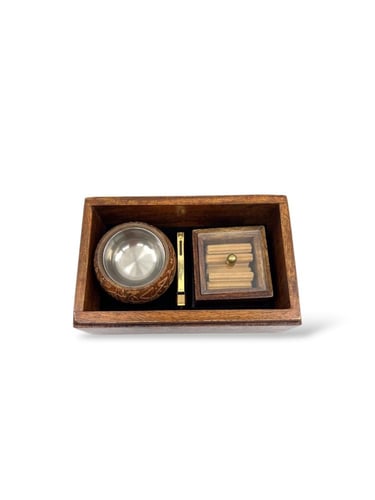 صندوق خشب ذهبي مع عود و مبخر