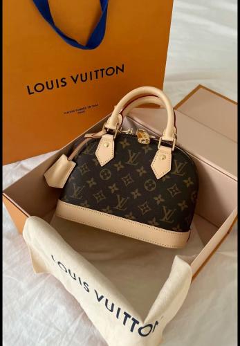 شنطه Louis Vuitton