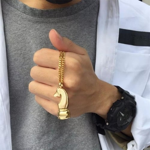 قلادة مميزة بلون ذهبي