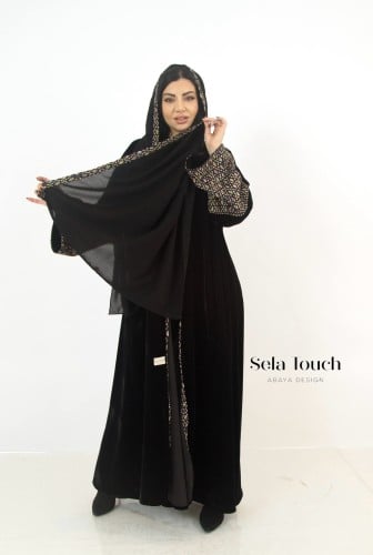 عباية مخمل مع قماش تطريز على الاكمام