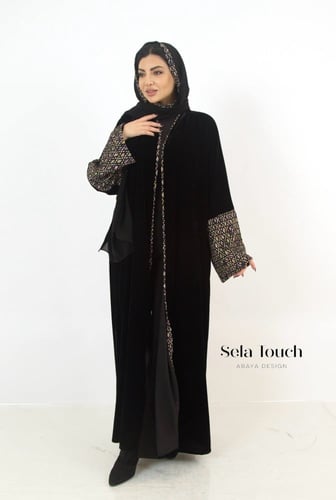 عباية مخمل مع قماش تطريز على الاكمام