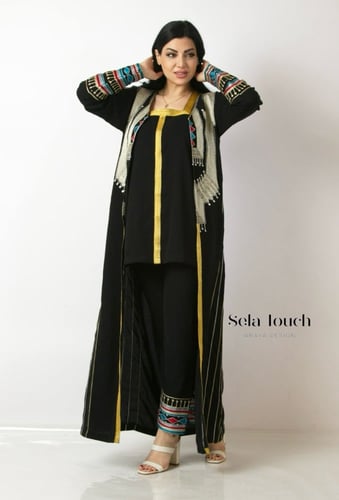 عباية عسيرية مع بنطلون مطرز وبلوزة