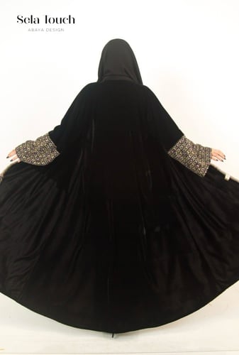 عباية مخمل مع قماش تطريز على الاكمام