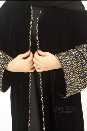 عباية مخمل مع قماش تطريز على الاكمام