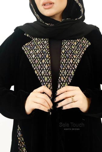 عباية مخمل مع قماش مطرز