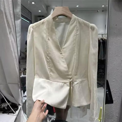 بلوزه مميزه باللون الخمري وأخرى