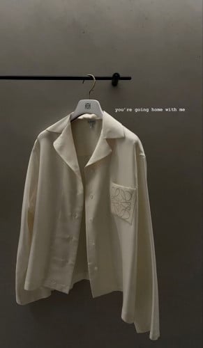 قميص حرير فخم اوف وايت لويفي مع ازره ذهبي