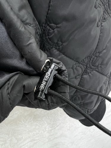 جاكيت C بشعار