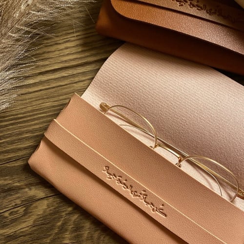 حافظة نظارة بعبارة " كن جميلا ترى الوجود جميلا"