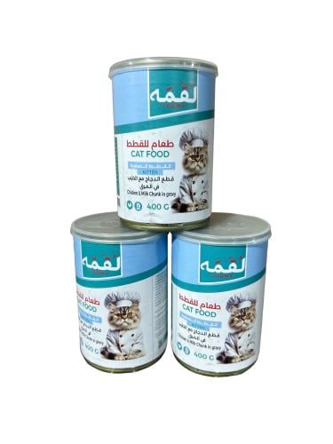 لقمه معلبات قطط صغيره قطع الدجاج مع الحليب في المر...