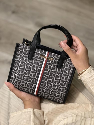 شنطه كروس بودي تومي هلفيغر