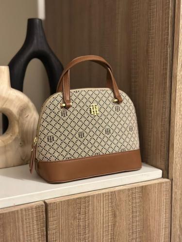 شنطه كروس بودي تومي هلفيغر