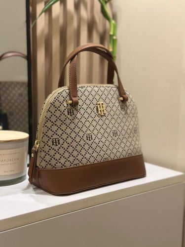 شنطه كروس بودي تومي هلفيغر