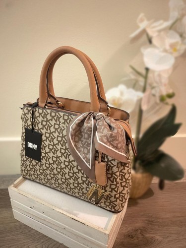 شنطة ماركة دكني