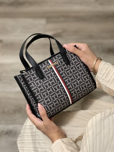 شنطه كروس بودي تومي هلفيغر