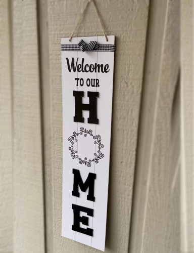 لوحة خشبية معلقة